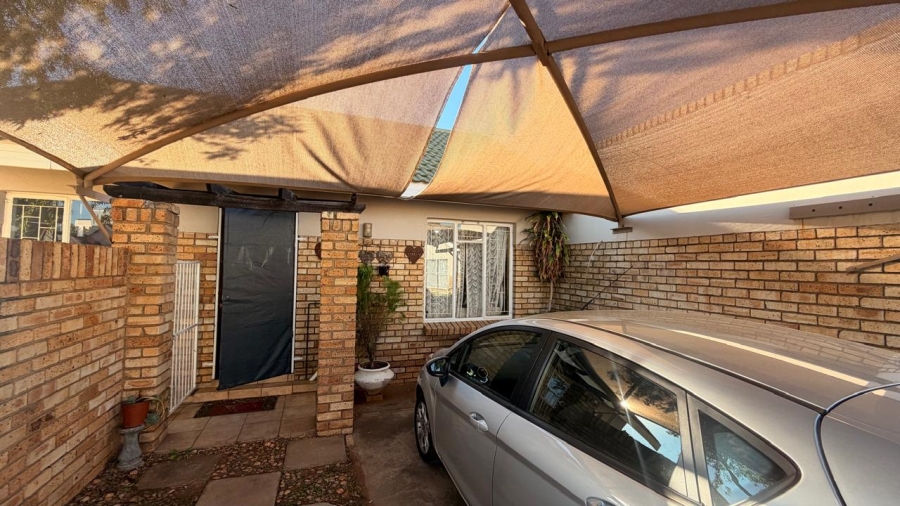 3 Bedroom Property for Sale in Roylglen Gardens Northern Cape